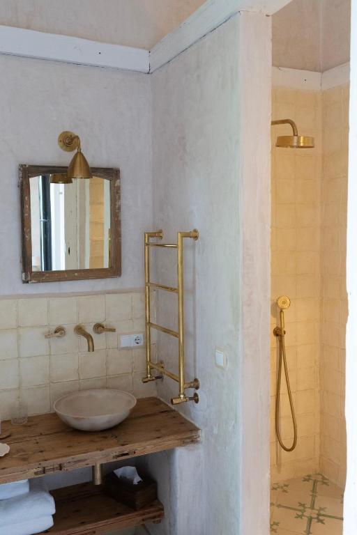 a bathroom with a sink and a mirror at Casa La Siesta in Vejer de la Frontera