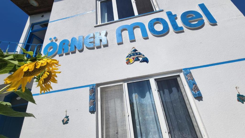 ÖRNEK MOTEL في غوكجيادا: علامة على جانب مستشفى السرطان