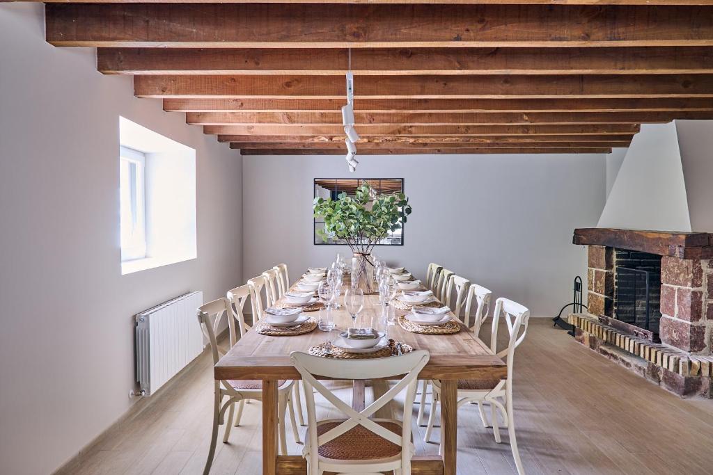 a dining room with a long table and chairs at Ojangoiti with outlet for electric vehicle By Kabia Gestión in Gautegiz Arteaga