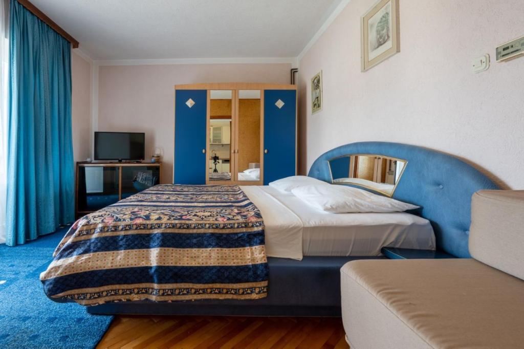 Postel nebo postele na pokoji v ubytování Apartments and rooms Lotus