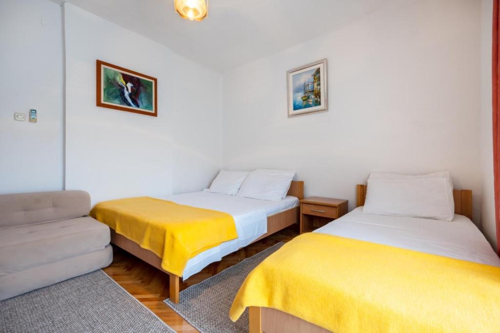Postel nebo postele na pokoji v ubytování Apartments and rooms Lotus