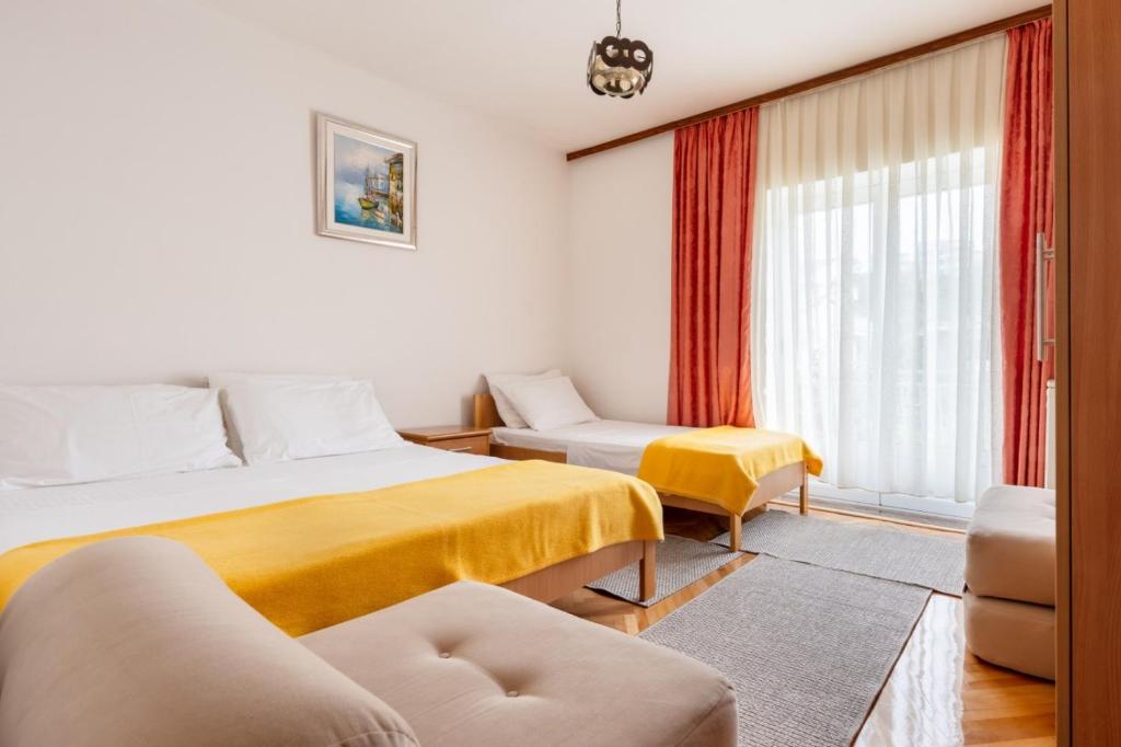 Postel nebo postele na pokoji v ubytování Apartments and rooms Lotus