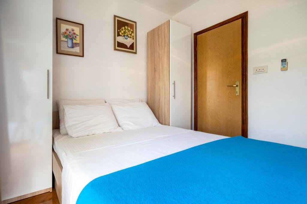 Postel nebo postele na pokoji v ubytování Apartments and rooms Lotus