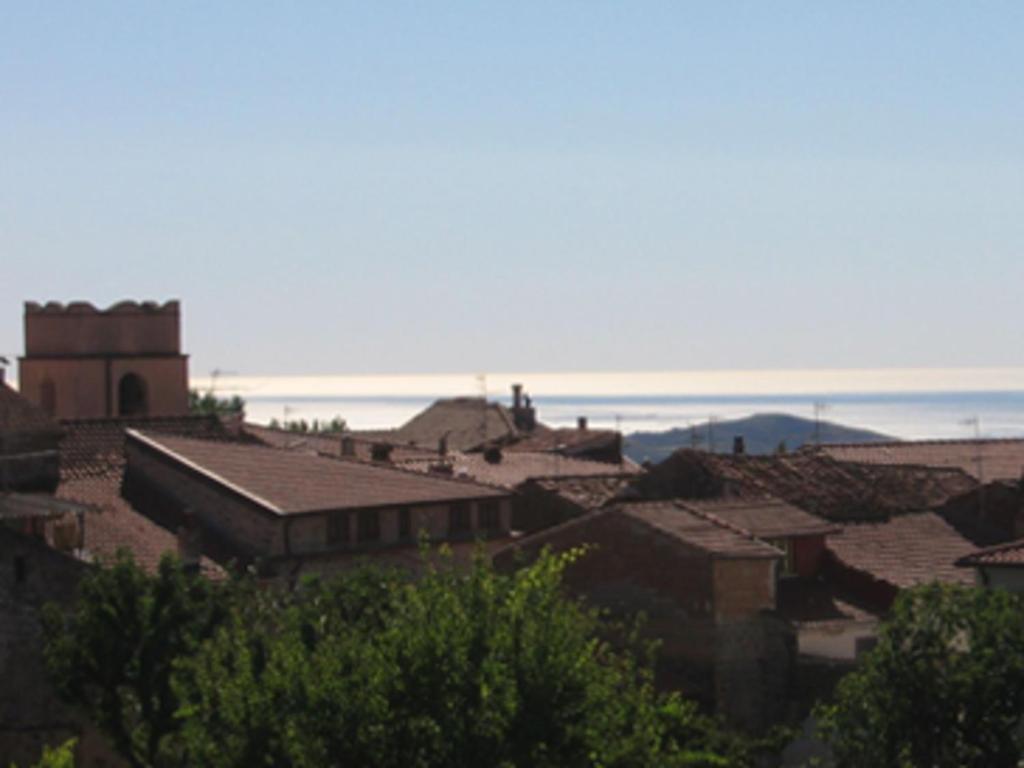 - une vue sur une ville avec des toits et l'océan dans l'établissement Villa Ascosa Residence, à Massascusa