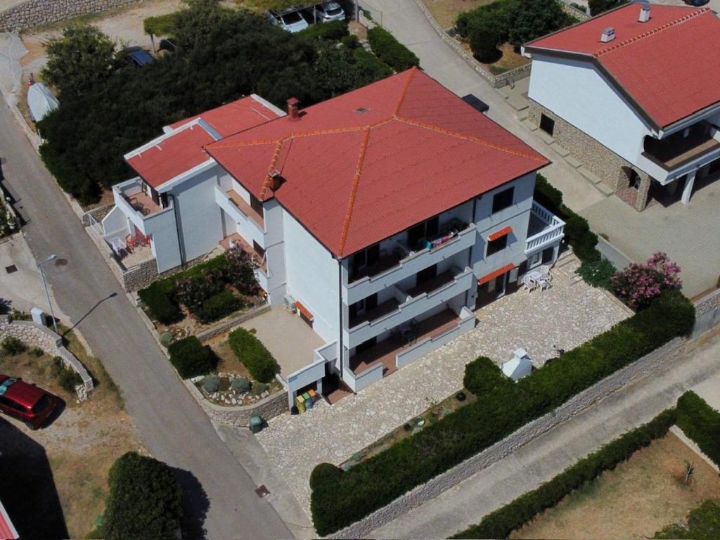 una vista aérea de una casa con techo rojo en Apartments Anastazija, en Pag