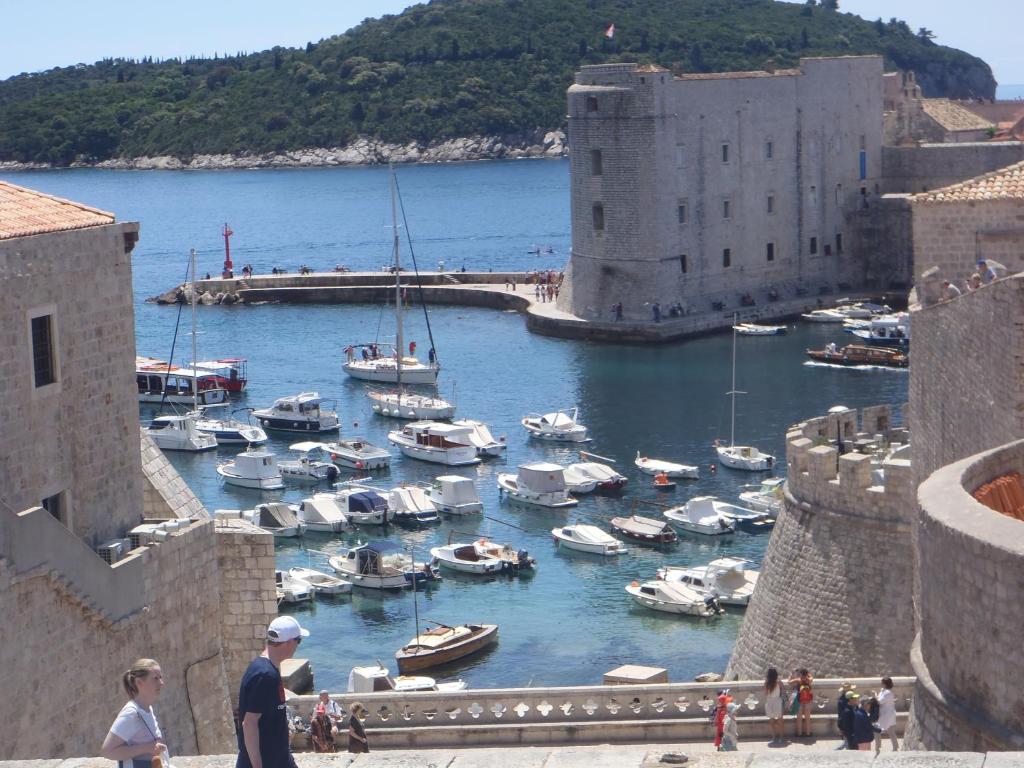 un grupo de barcos en un puerto junto a un castillo en Old Town Vintage Apartment en Dubrovnik