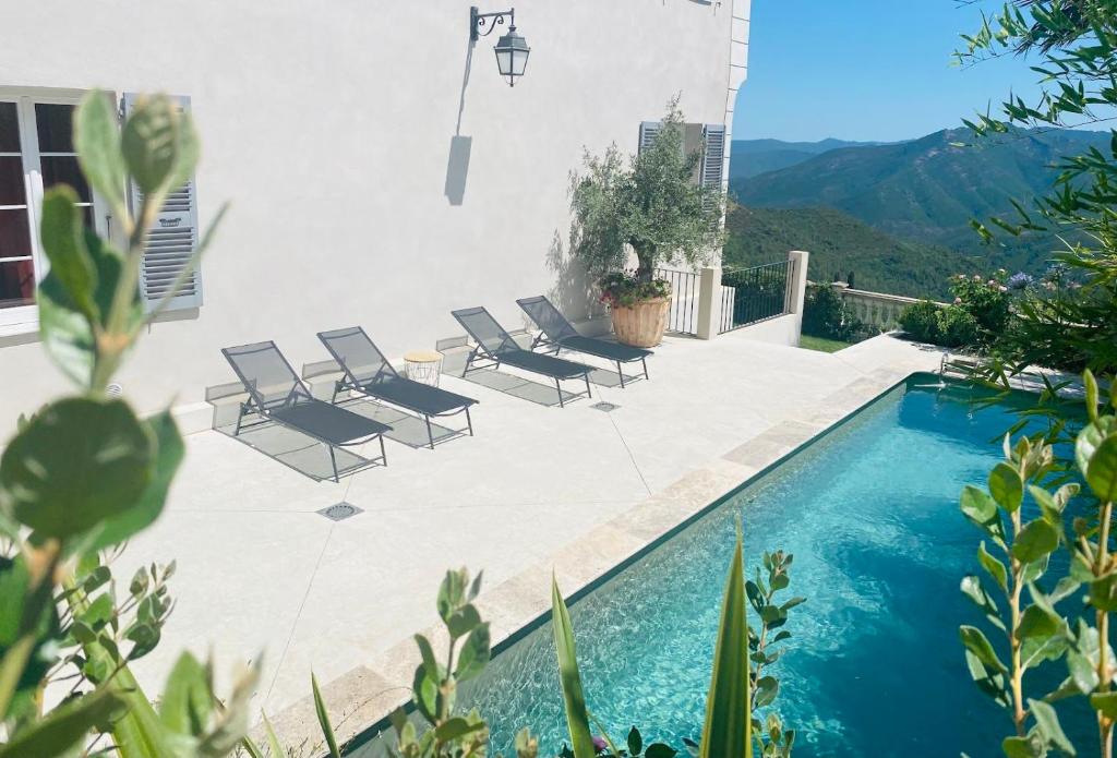 um pátio com cadeiras e uma piscina em L'Alba di Suffia Chb Double em Venaco