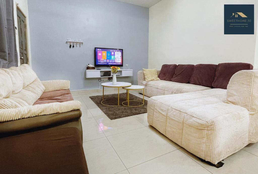 un soggiorno con due divani e una TV di Sweet Home_30( 15 mins to Jonker Street ) a Malacca