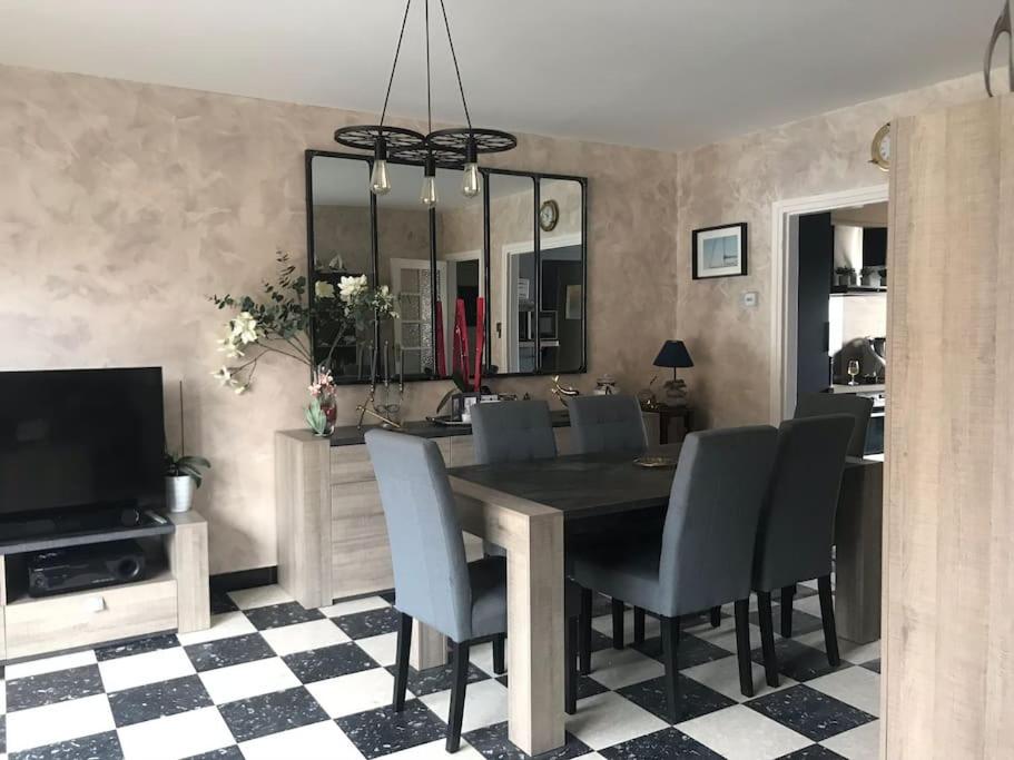 Μια τηλεόραση ή/και κέντρο ψυχαγωγίας στο Quartier calme, terrasse plein sud, jardin