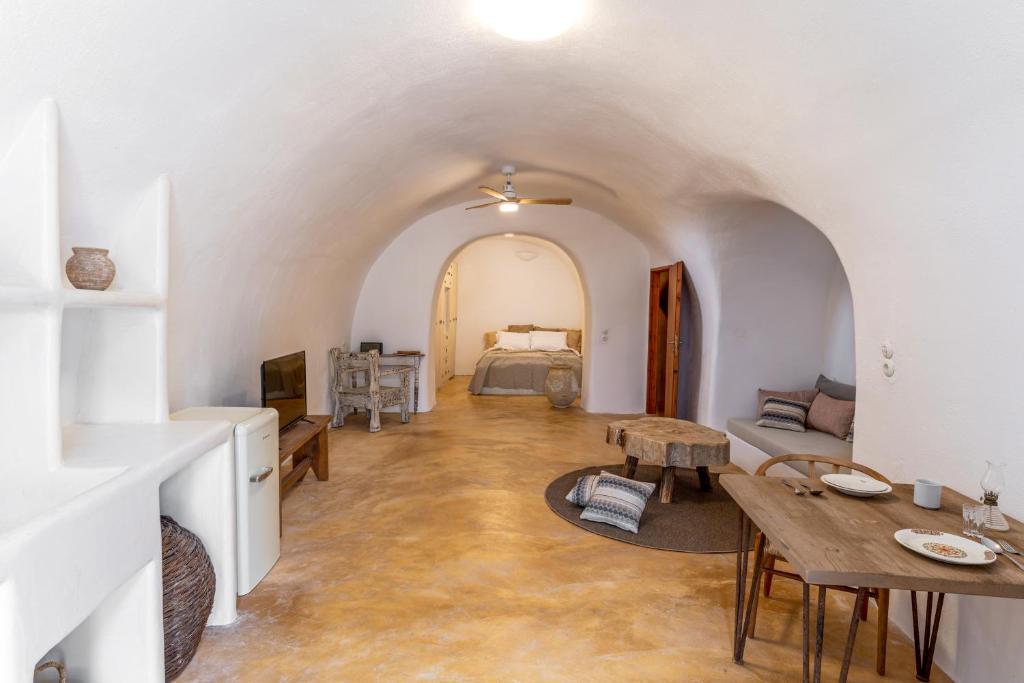 ein Wohnzimmer mit einem Bett und einem Tisch in der Unterkunft Caval I in Fira