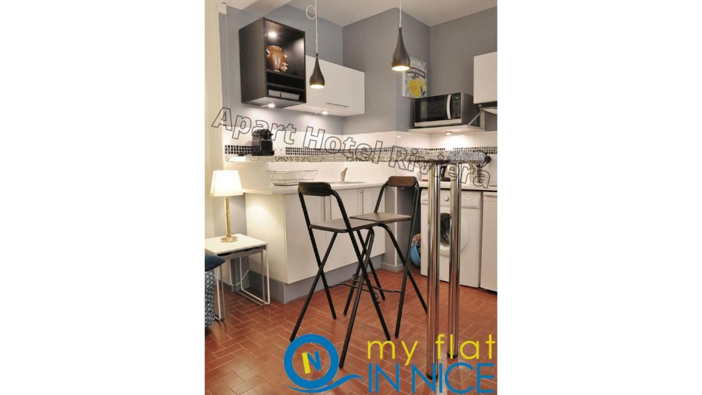 Cuisine ou kitchenette dans l&#39;établissement ApartHotel Riviera - B Vieille Ville - Appartement Supérieur de 2p AC - VINCENT 1