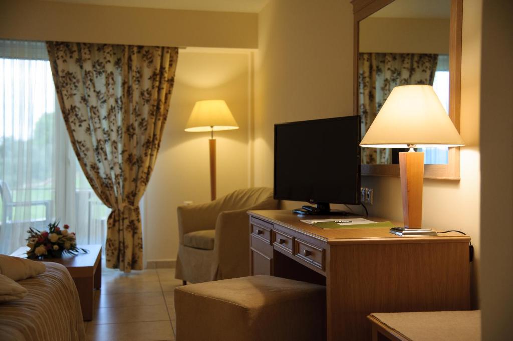 TV a/nebo společenská místnost v ubytování Olympion Asty Hotel