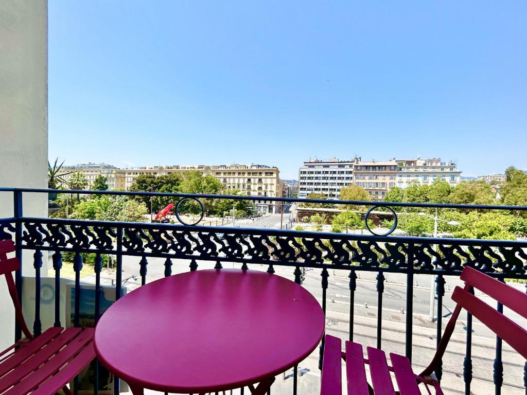ニースにあるApartHotel Riviera - Nice Côte d'Azur - Old Town - Promenade des Anglaisの紫のテーブルと椅子2脚
