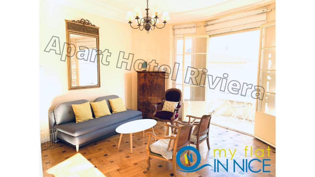 un salon avec un canapé et une table dans l'établissement ApartHotel Riviera - Grimaldi - Carre d'Or - Bigger 1 bedroom apartement AC - Balcony - 5mn Promenade des Anglais - BALCON PALAIS ALPHONSE KARR 1, à Nice