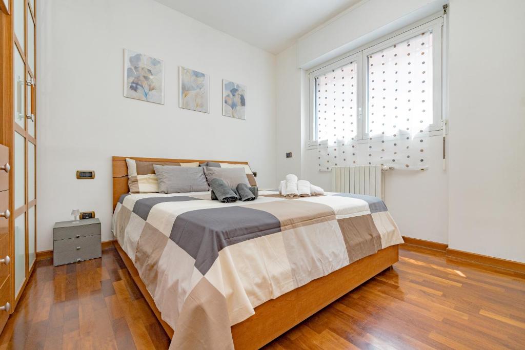1 dormitorio con 1 cama grande en una habitación en Milan ARCIMBOLDI-Free Parking 20min dal DUOMO, en Milán