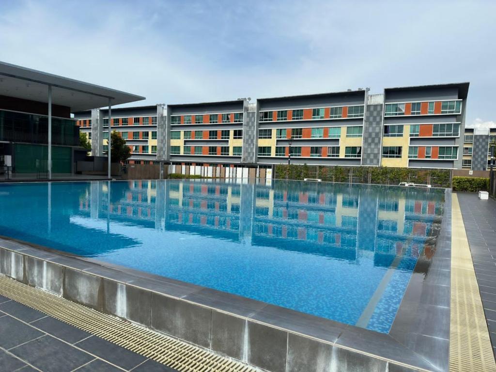 einem großen Pool vor einem Gebäude in der Unterkunft 3BR Near KKIA Homestay Cyber City Apartment in Kota Kinabalu