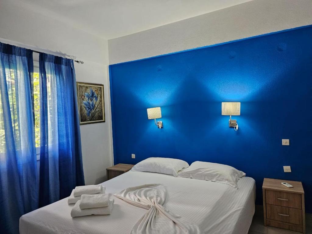 Posteľ alebo postele v izbe v ubytovaní Corfu Glyfada Menigos Resort 150