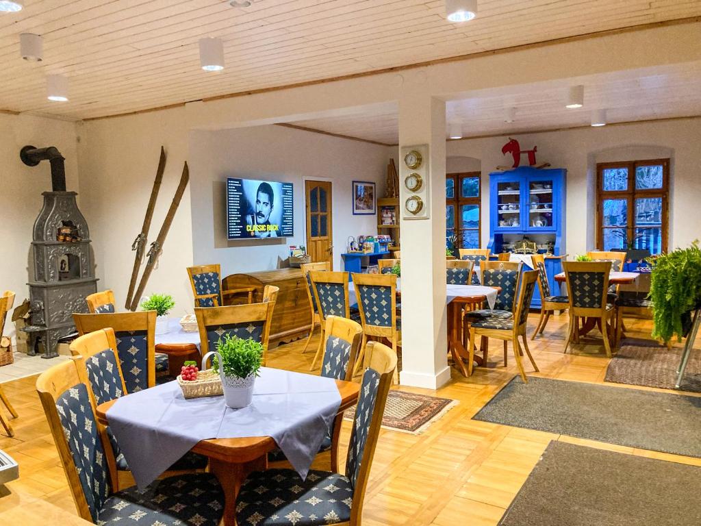 Reštaurácia alebo iné gastronomické zariadenie v ubytovaní Pensjonat Halicz