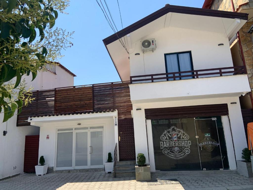 une maison avec un garage en face dans l'établissement VILA 32, à Berat