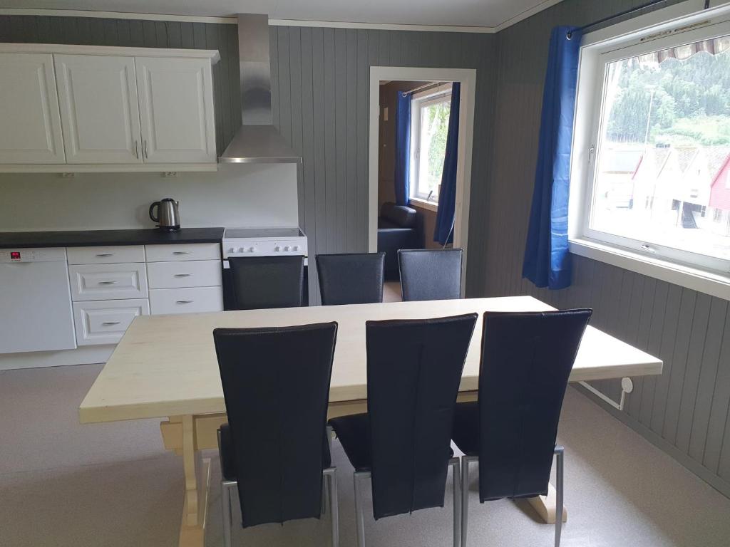 Kuchyň nebo kuchyňský kout v ubytování Leirvik i Sogn-Apartment
