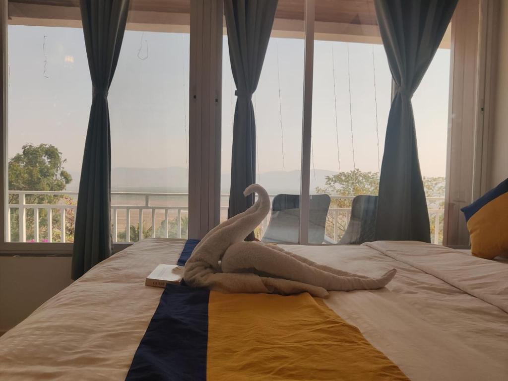Postel nebo postele na pokoji v ubytování WhiteHouse Homestay by Oxystays Hospitality
