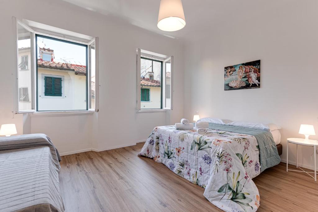 フィレンツェにあるPalazzuolo Homeの白いベッドルーム(ベッド1台、窓2つ付)