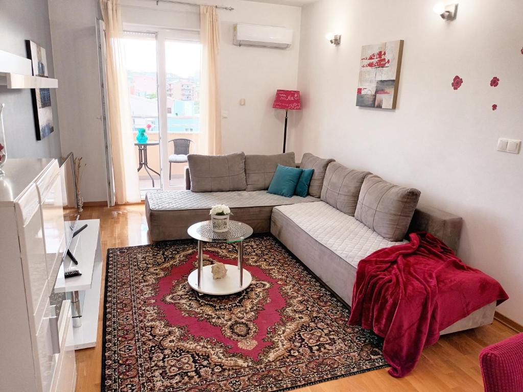 sala de estar con sofá y alfombra en Apartments Adriatic - Split Stobrec, en Split