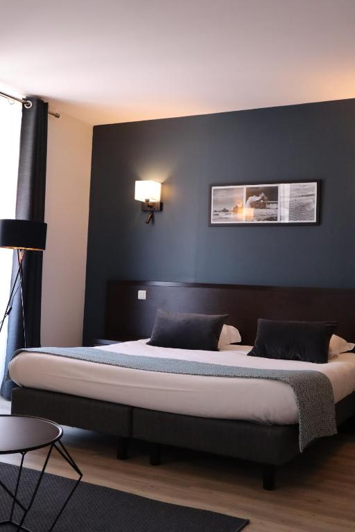Postel nebo postele na pokoji v ubytování Hôtel Florida