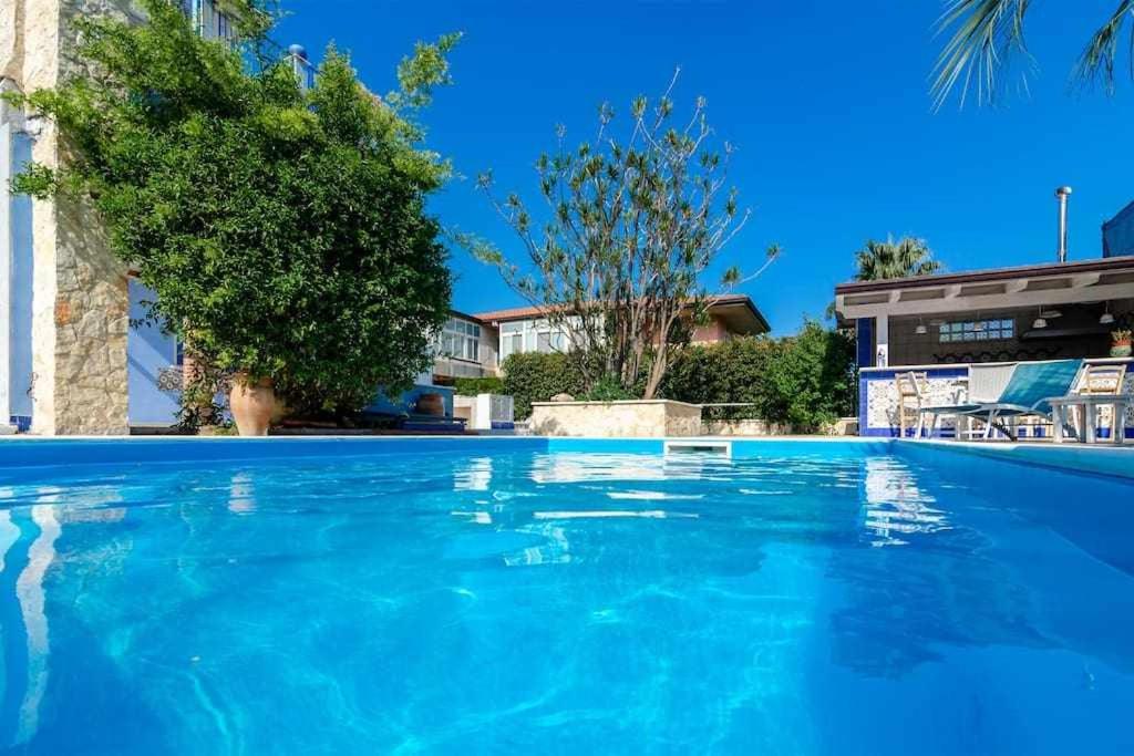 Bazén v ubytování Mediterranean Charm villa con piscina al mare nebo v jeho okolí