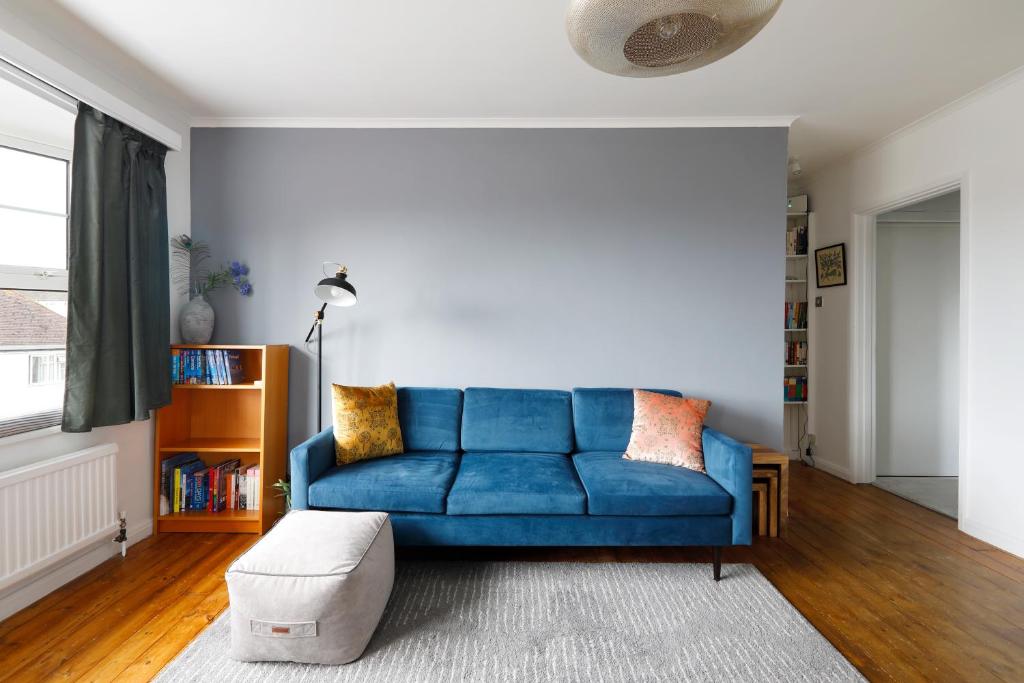 un sofá azul sentado en una sala de estar en Charming 1 bedroom apartment in Rottingdean, en Rottingdean