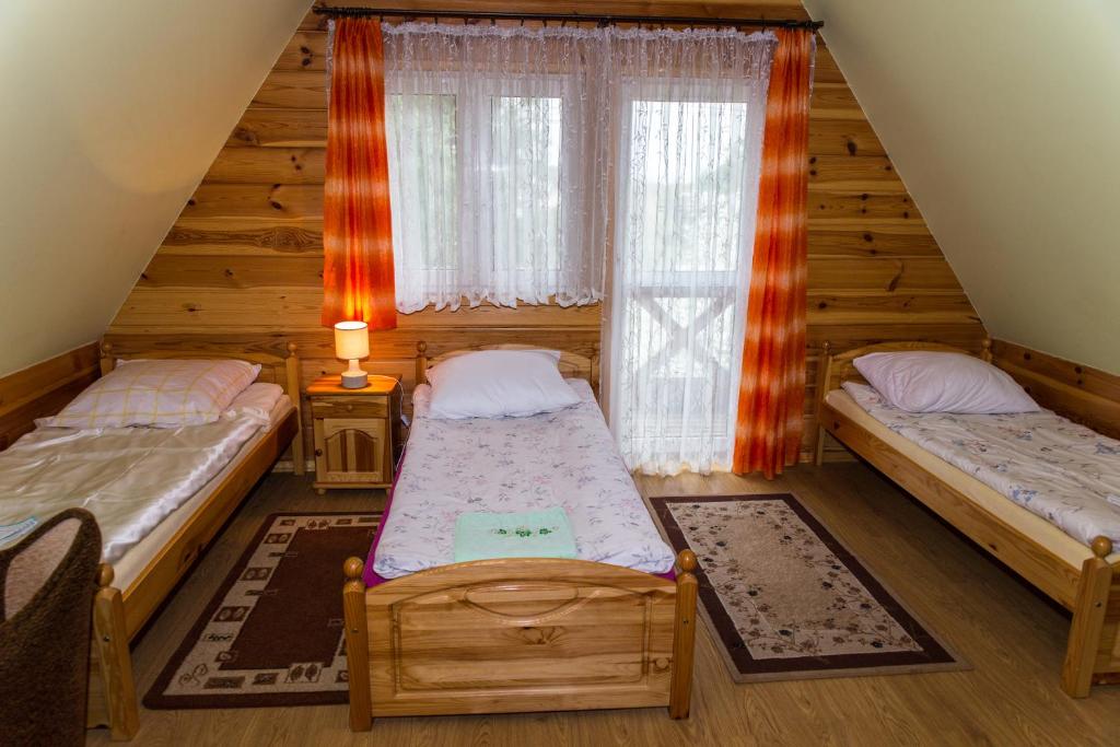 Posteľ alebo postele v izbe v ubytovaní Domek Pod Klonem Agroturystyka