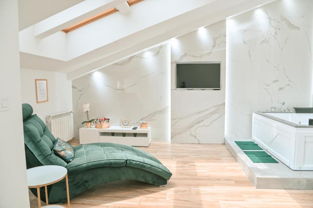 Televiisor ja/või meelelahutuskeskus majutusasutuses Hedonist-Kapije Lounge & Stay