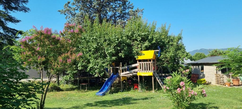 Herní místnost nebo prostor pro děti v ubytování Chambre L'Orchidée