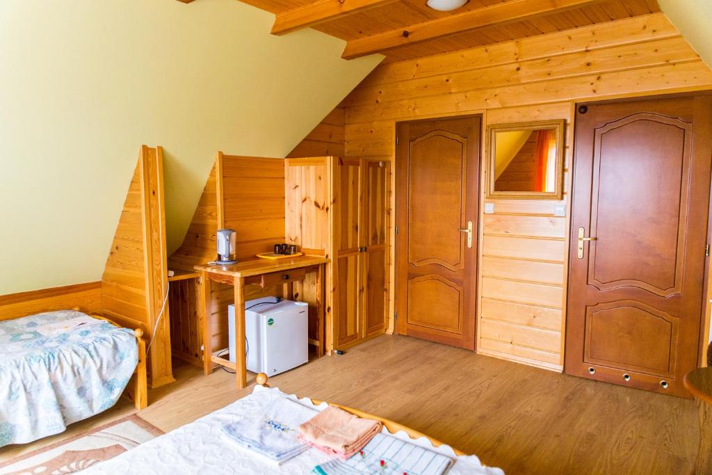 Posteľ alebo postele v izbe v ubytovaní Domek Pod Klonem Agroturystyka