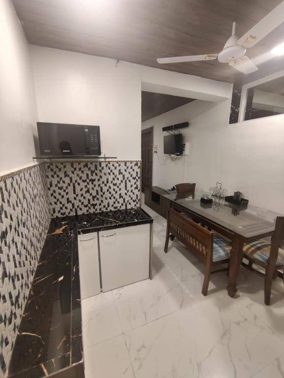 Kuchyň nebo kuchyňský kout v ubytování WhiteHouse Homestay by Oxystays Hospitality
