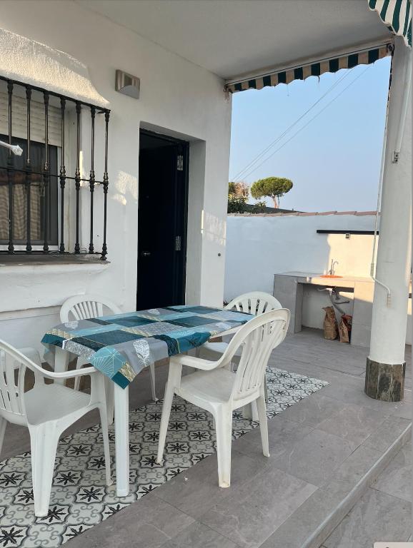 A balcony or terrace at Fantástico chalet con piscina 2 km de la barrosa