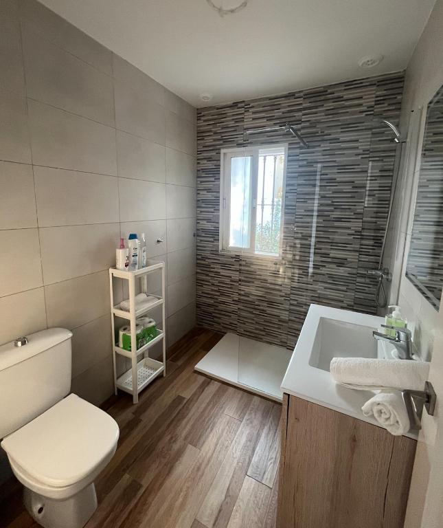 A bathroom at Fantástico chalet con piscina 2 km de la barrosa
