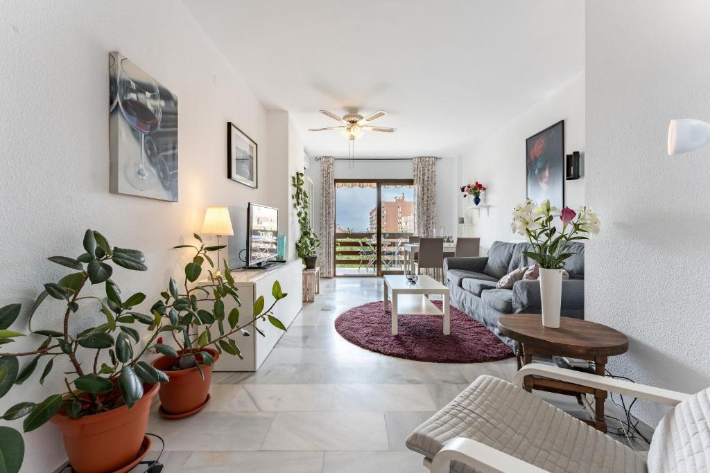een woonkamer met een bank en een tafel bij Apartamento Encantador vista Mar in Fuengirola
