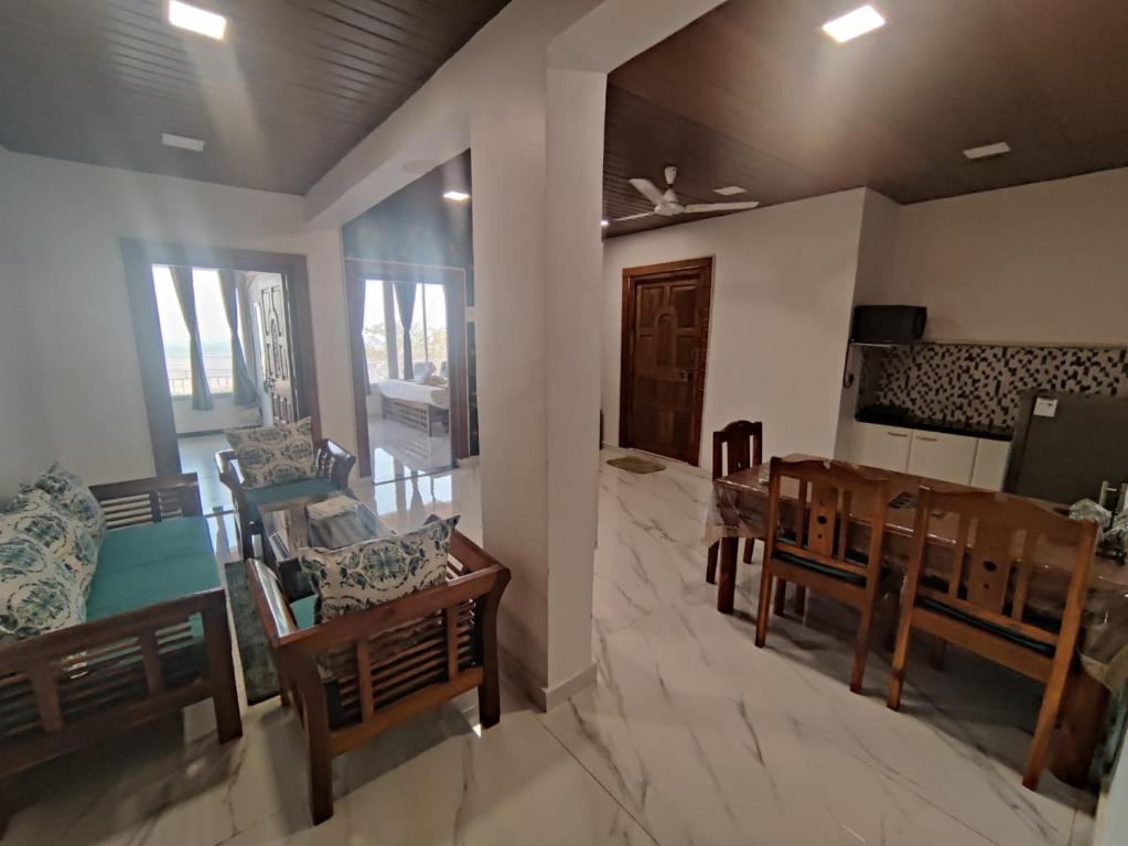 Posezení v ubytování WhiteHouse Homestay by Oxystays Hospitality