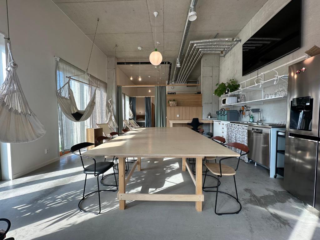 einen großen Holztisch in einer Küche mit Stühlen in der Unterkunft Ohmaria Hotell, del av Ohboy Hotell in Höllviken