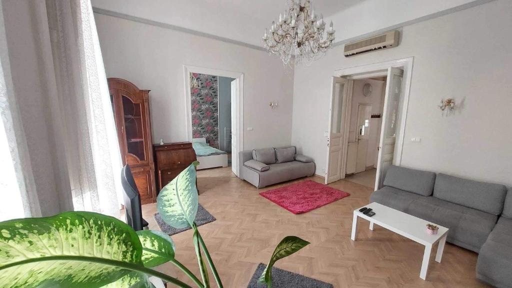 ブダペストにあるRoyal Apartmentのリビングルーム(ソファ、テーブル付)