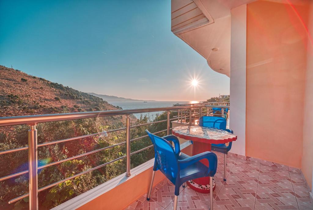 balcone con tavolo e sedie affacciato sull'oceano di Mirror Beach Ksamil - Vila Zervo a Sarandë