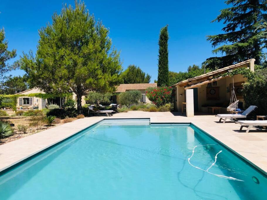 une piscine dans une cour avec une maison dans l'établissement Maison piscine centre St Rémy de Provence 8 pers., à Saint-Rémy-de-Provence