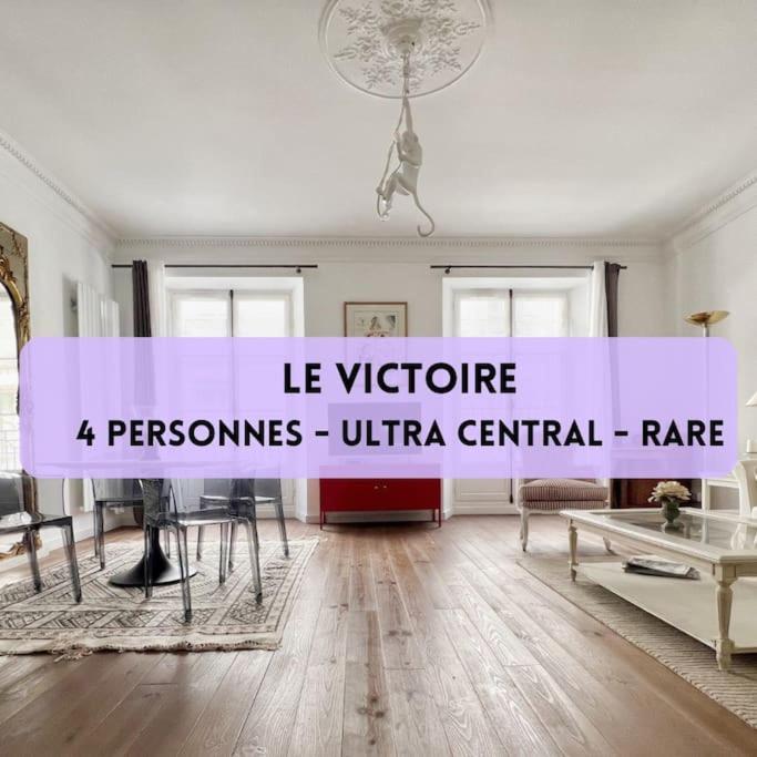un salon avec un panneau rose au plafond dans l'établissement Le Victoire, à Nantes