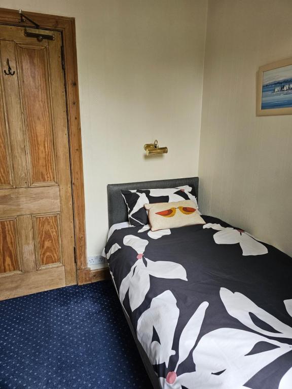 Uma cama ou camas num quarto em Smiths Guest House