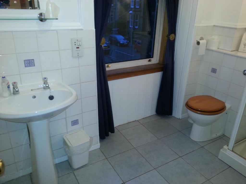 Uma casa de banho em Smiths Guest House