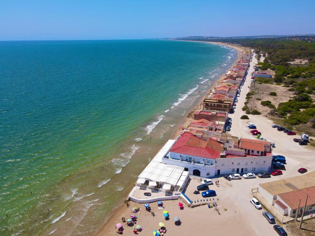 una vista aerea su una spiaggia con ombrelloni di Pinet Playa ad Alicante