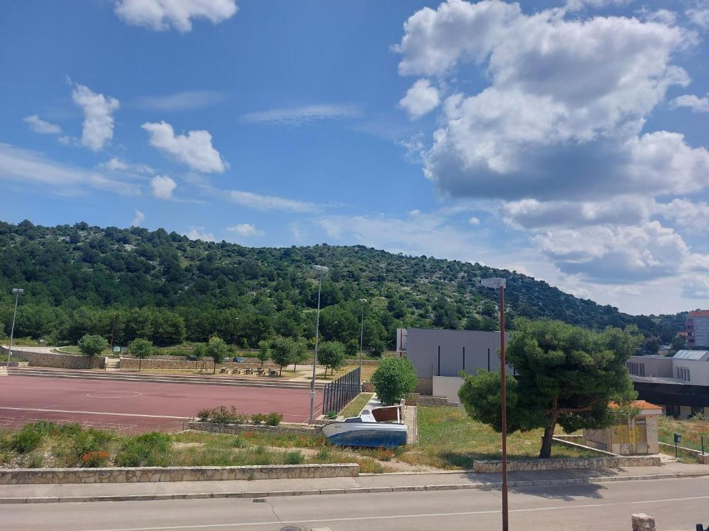 Blick auf einen Parkplatz mit Berg in der Unterkunft Vesna Meterize A2+1 in Šibenik