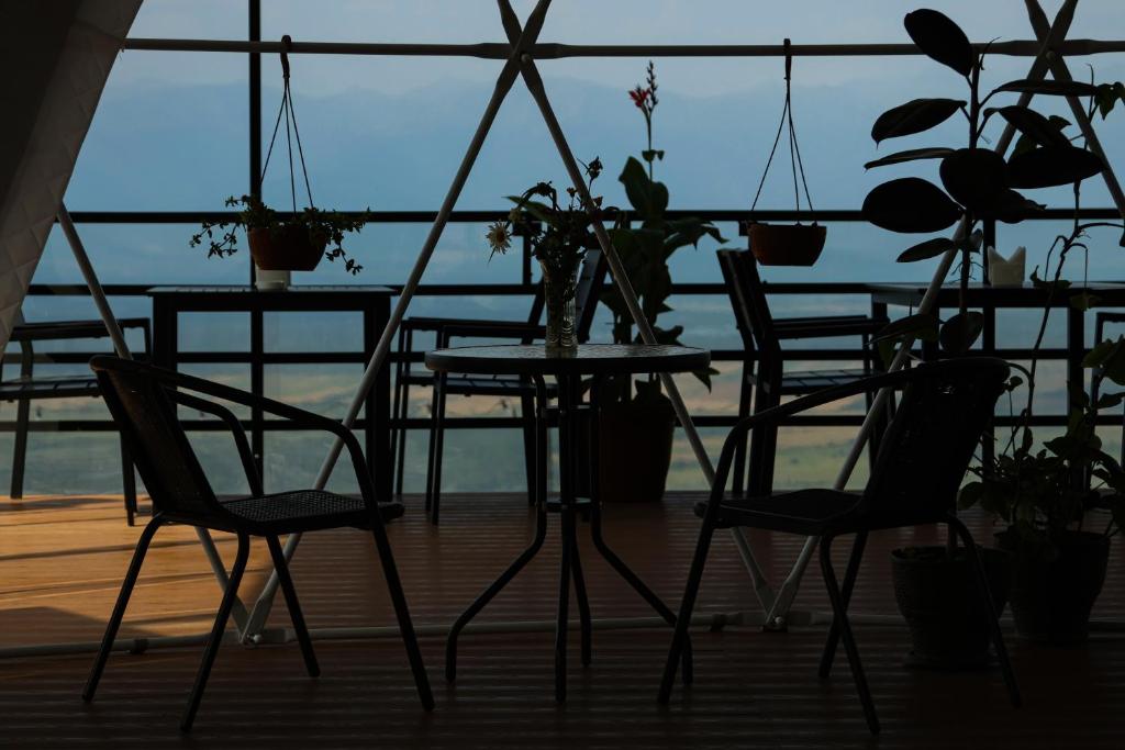 Balkón nebo terasa v ubytování Signagi Glamping
