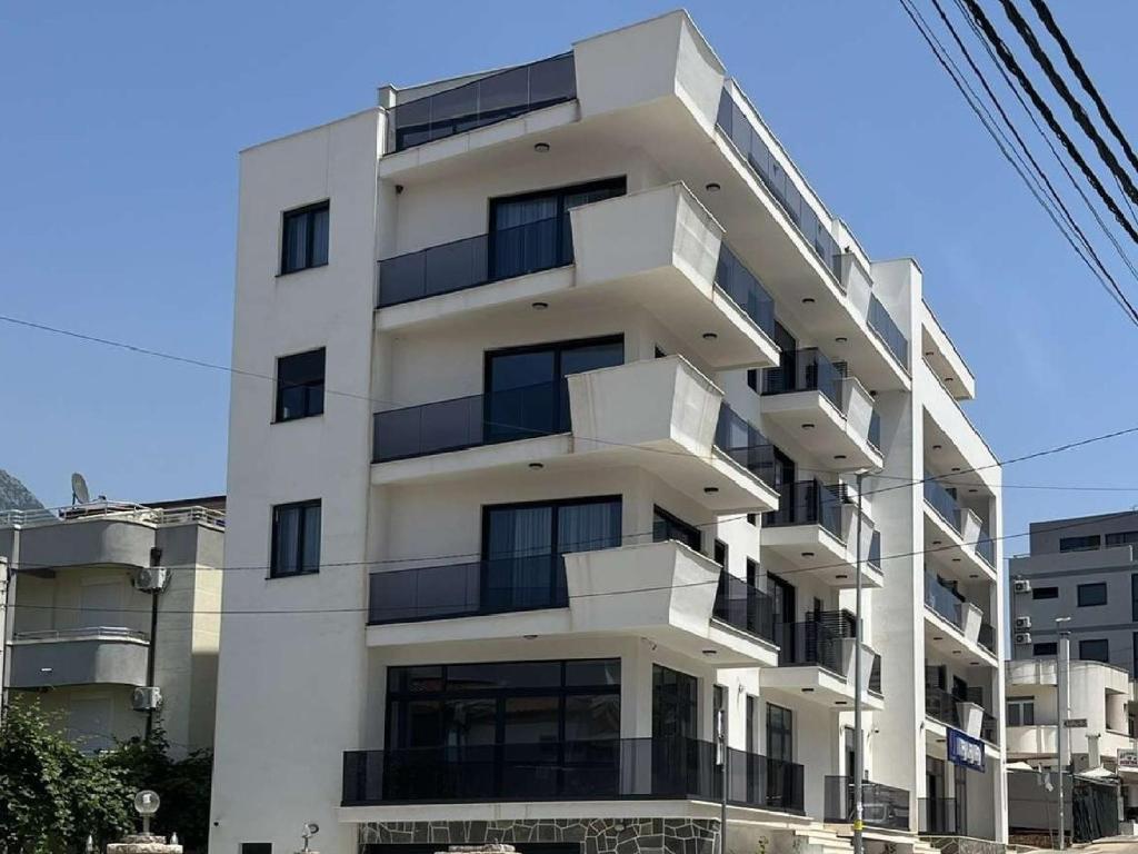 een wit gebouw met balkons aan de zijkant bij AMD Apartments in Bar